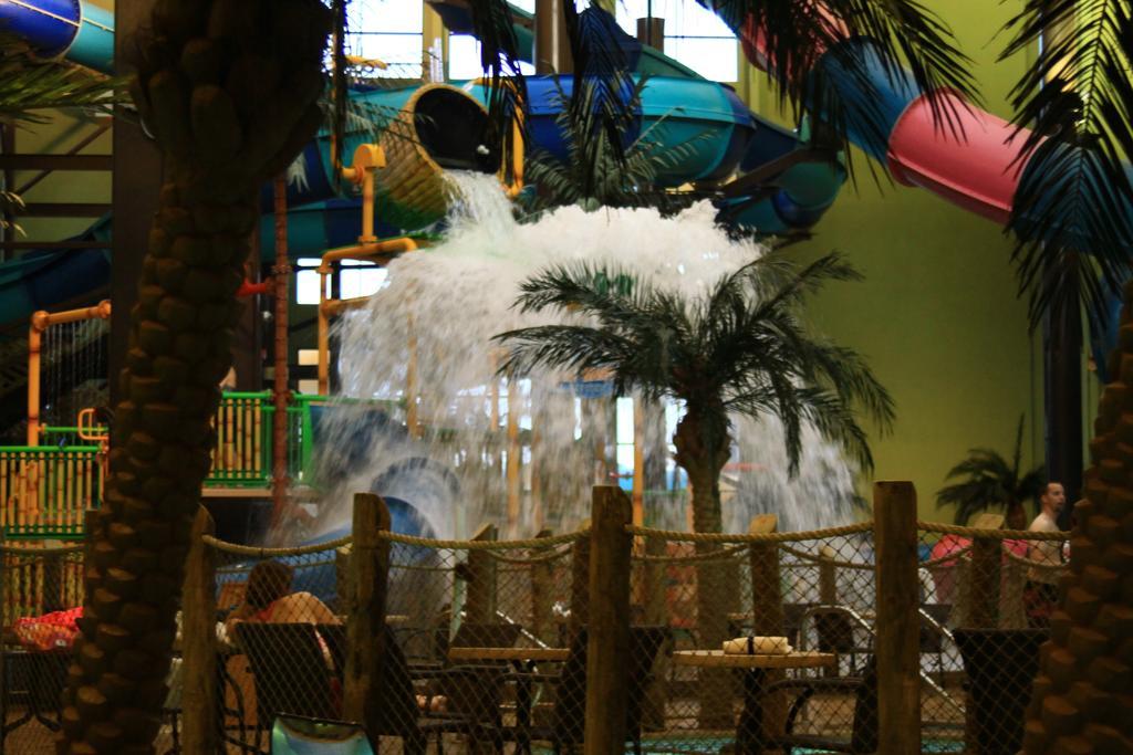 Maui Sands Resort & Indoor Water Park Sandusky Exterior photo